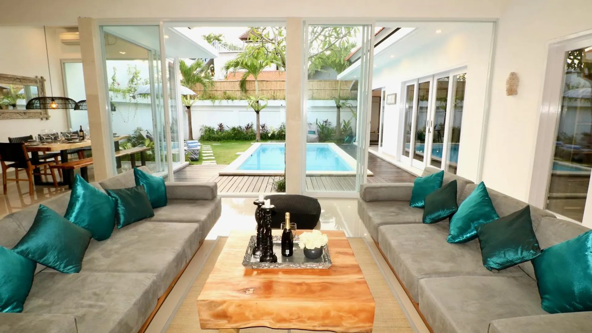 3 Neighbour Villas 3 Pools Near Atlas Beach Club Canggu  Canggu (Bali)